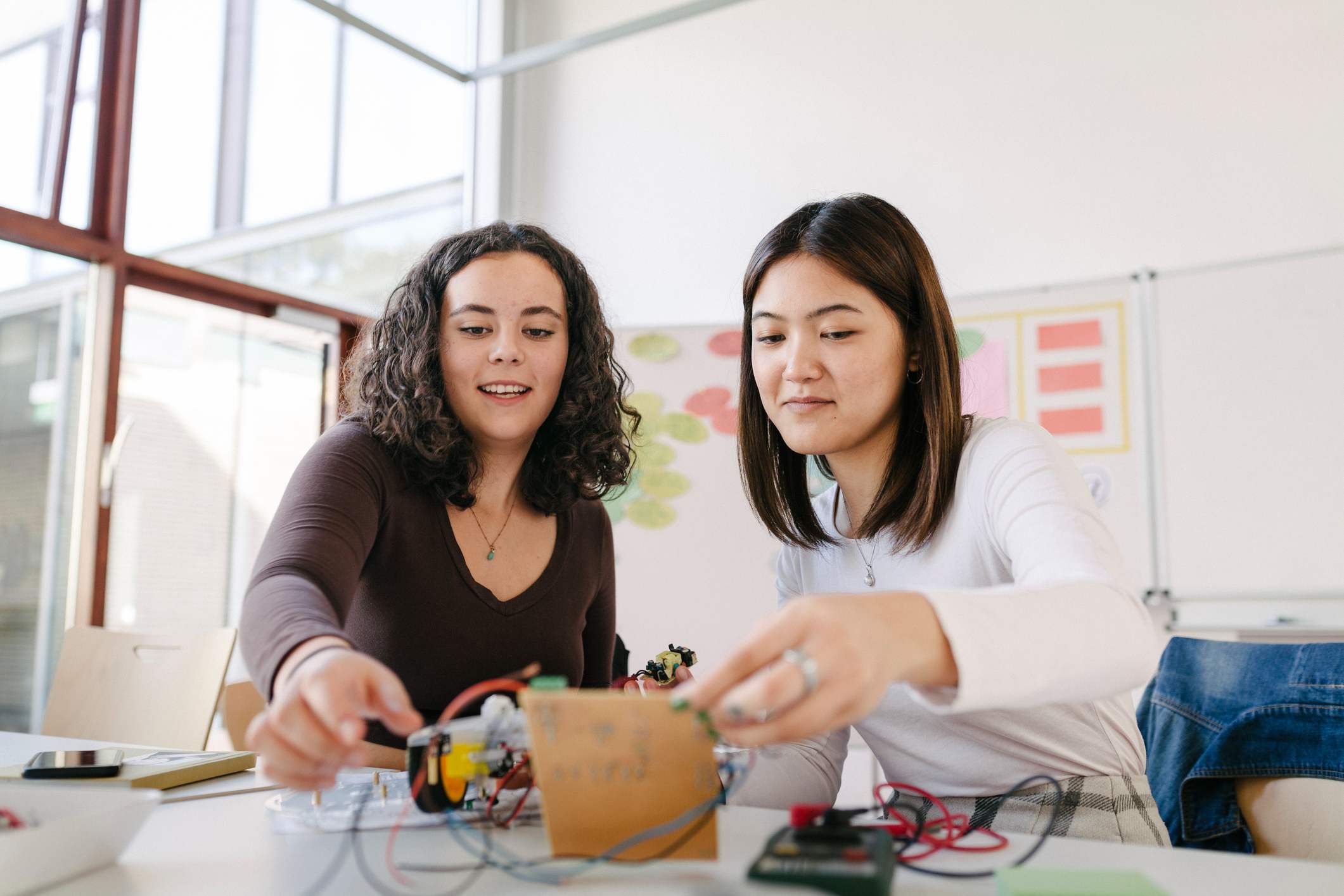 Students-Working-On-Electronic-Kit-how-motivation-works-in-the-brain