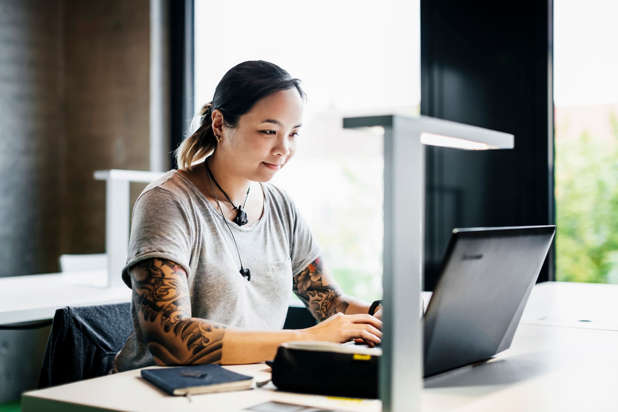 Tattooed-woman-having-business-meeting-online-how-do-you-like-to-be-managed