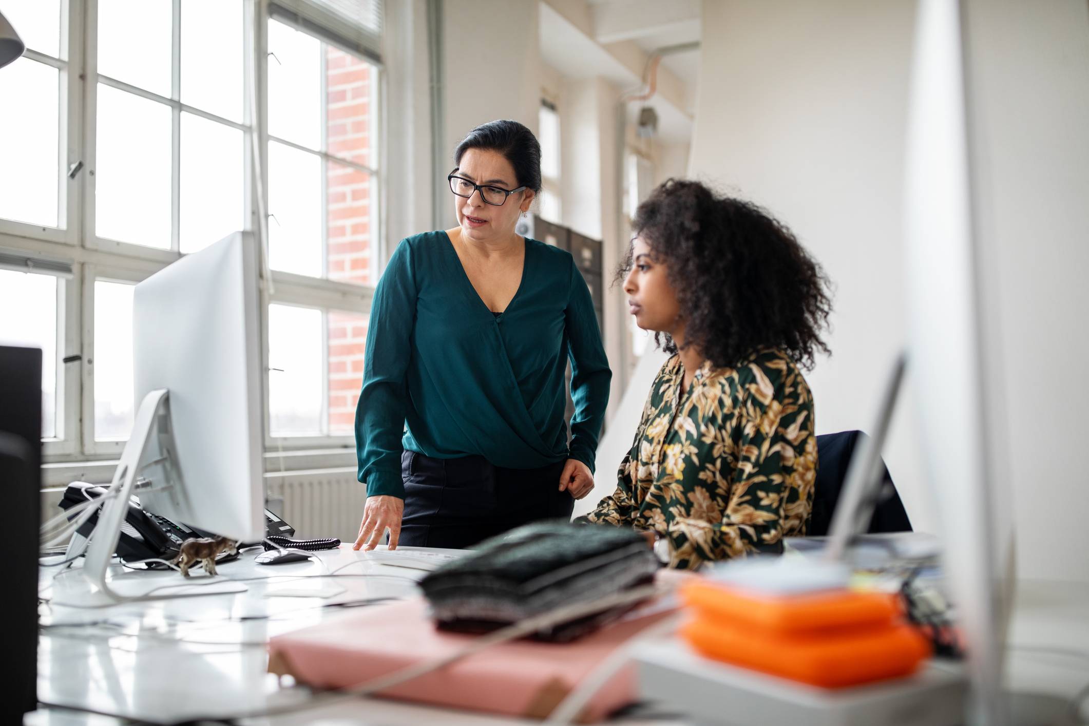 Two-collegues-helping-each-other-at-desk-how-to-respond-to-a-job-rejection-email