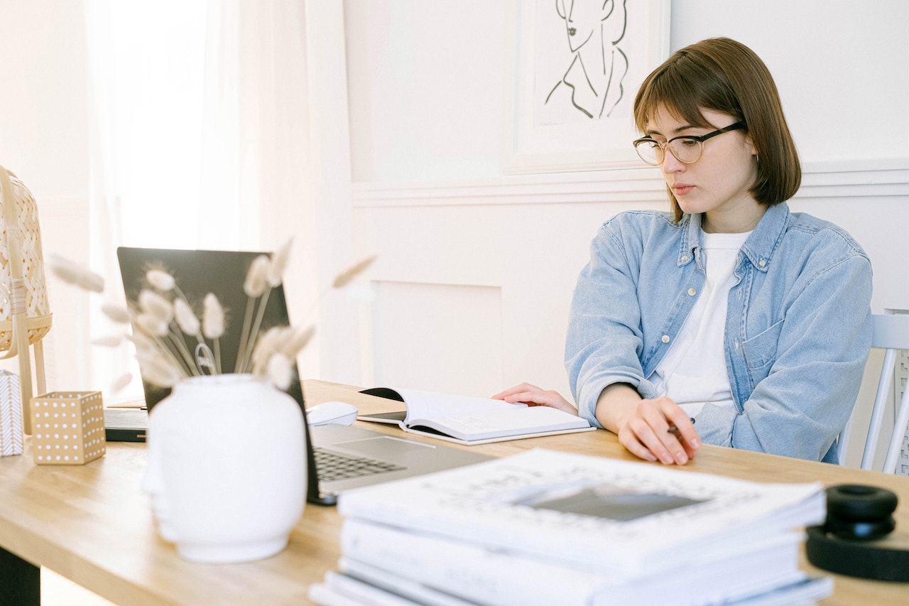 Woman-Looking-at-a-Laptoppassive-job-seekers