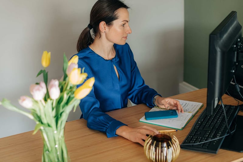 Woman-Using-Desk-Computer-In-Office-how-to-cold-connect-on-Linkedin