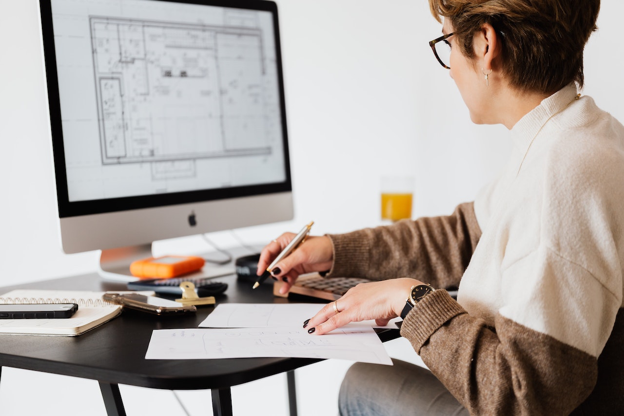 Woman-at-her-desk-working-on-an-architectural-plan-experimentation