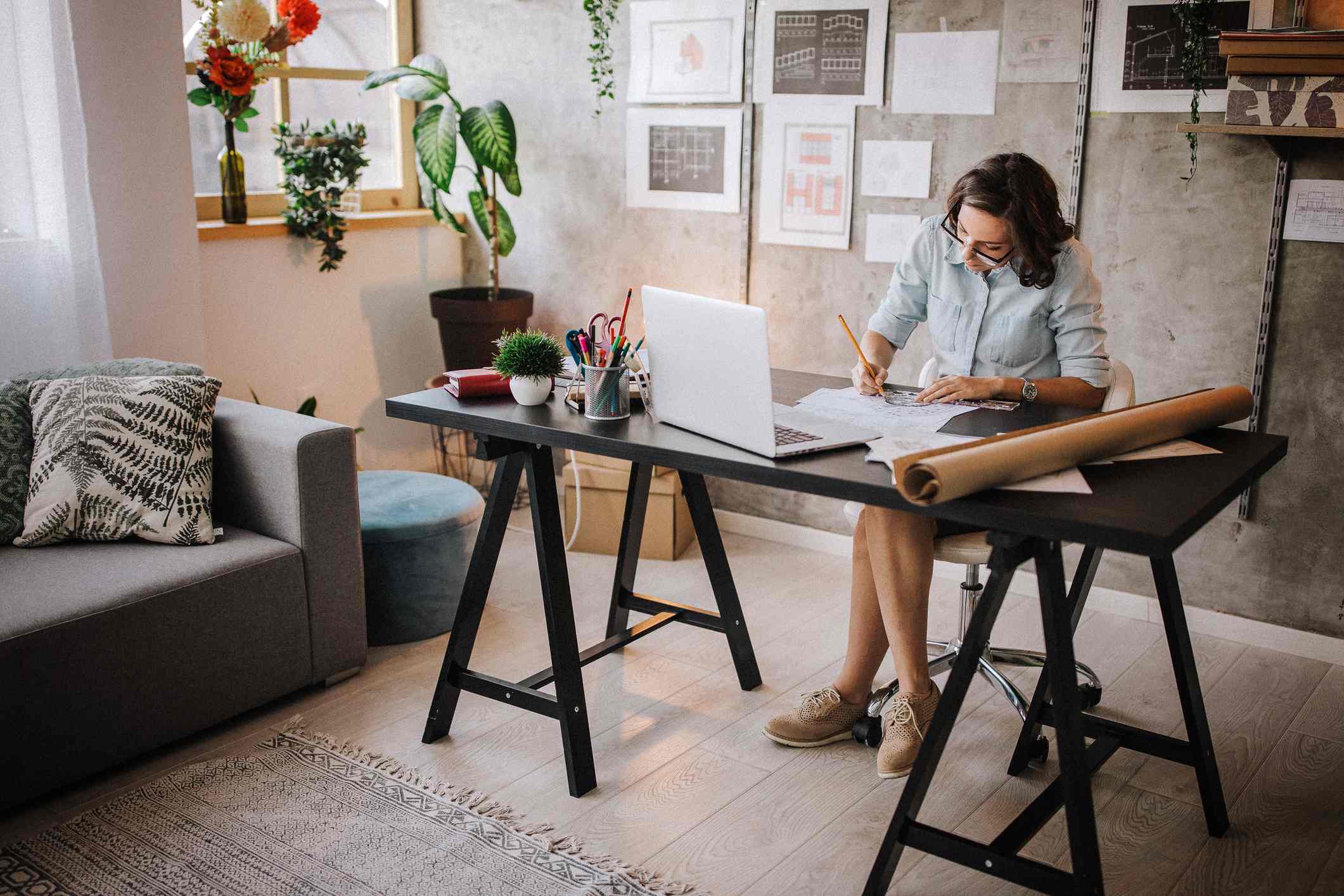 Woman-at-her-office-drawing-on-paper-what-is-lateral-thinking