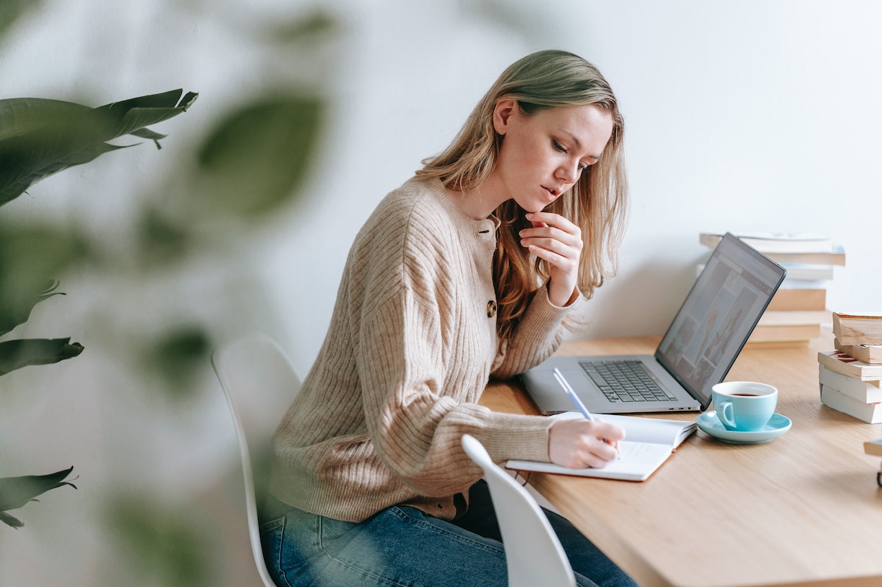 Woman-at-home-doing-research-in-her-laptop-how-to-give-a-speech