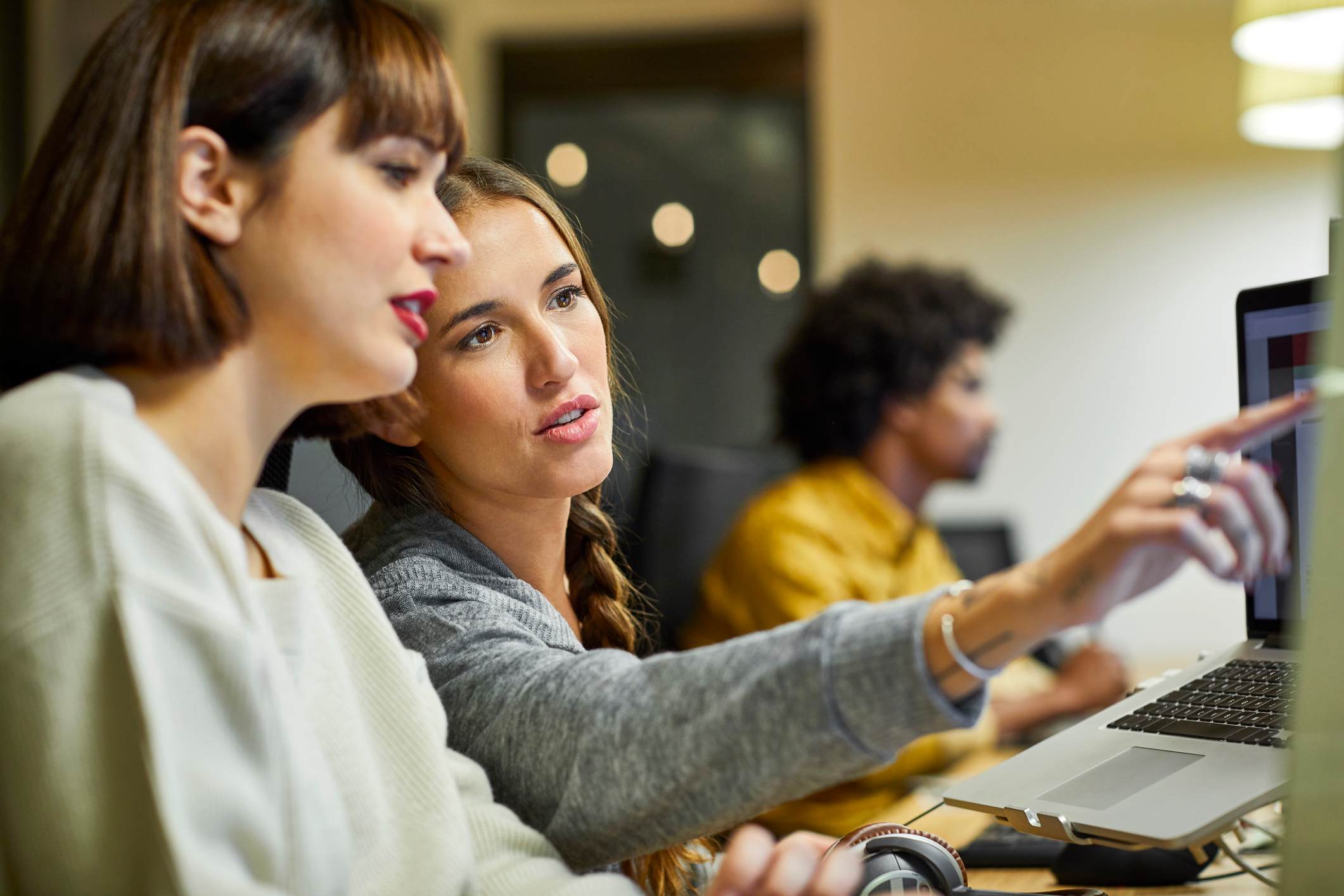 Woman-explaining-something-to-coworker-on-computer-office-skills