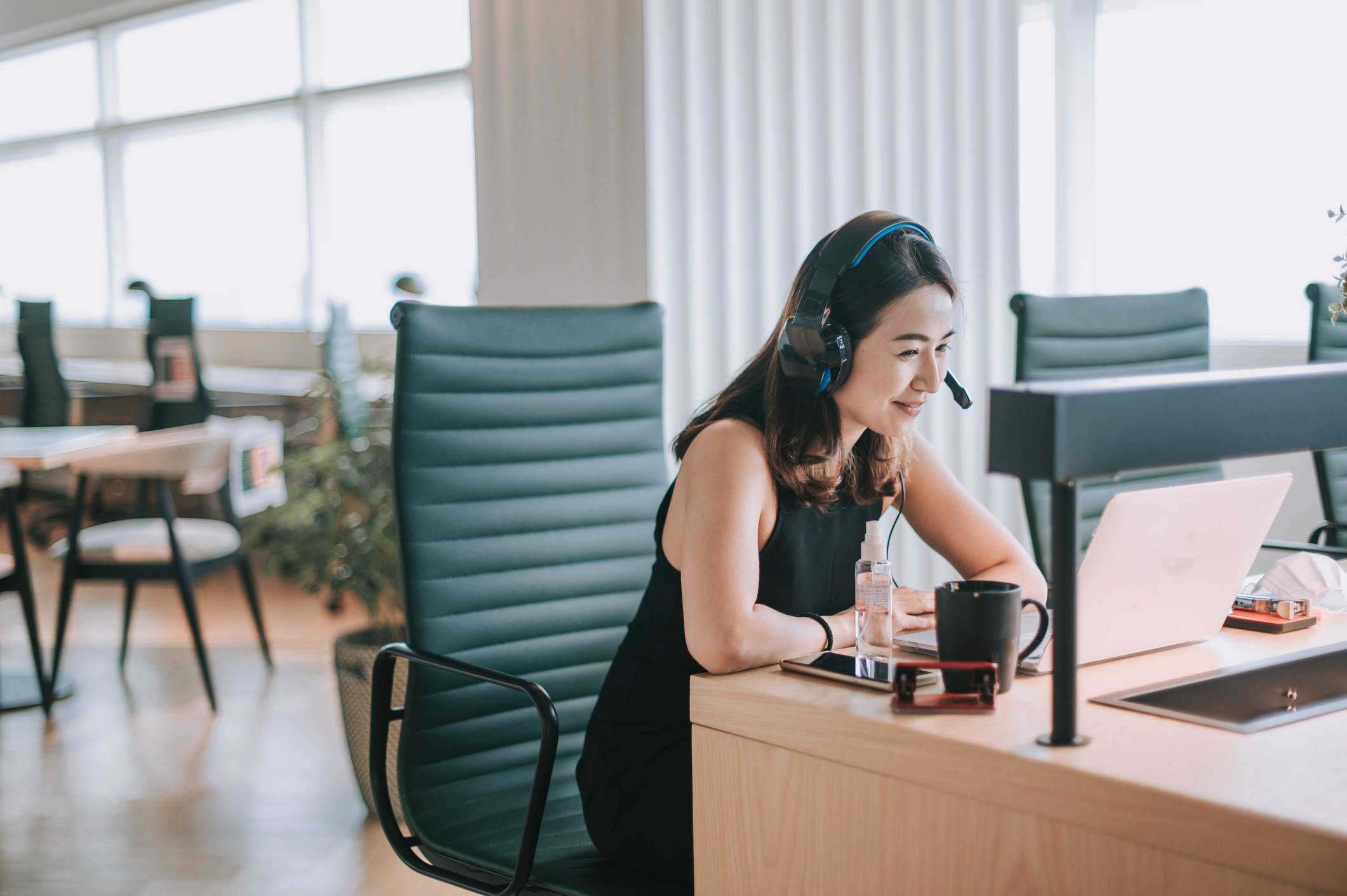 Woman-freelancer-having-videoconference-how-to-be-more-flexible-at-work