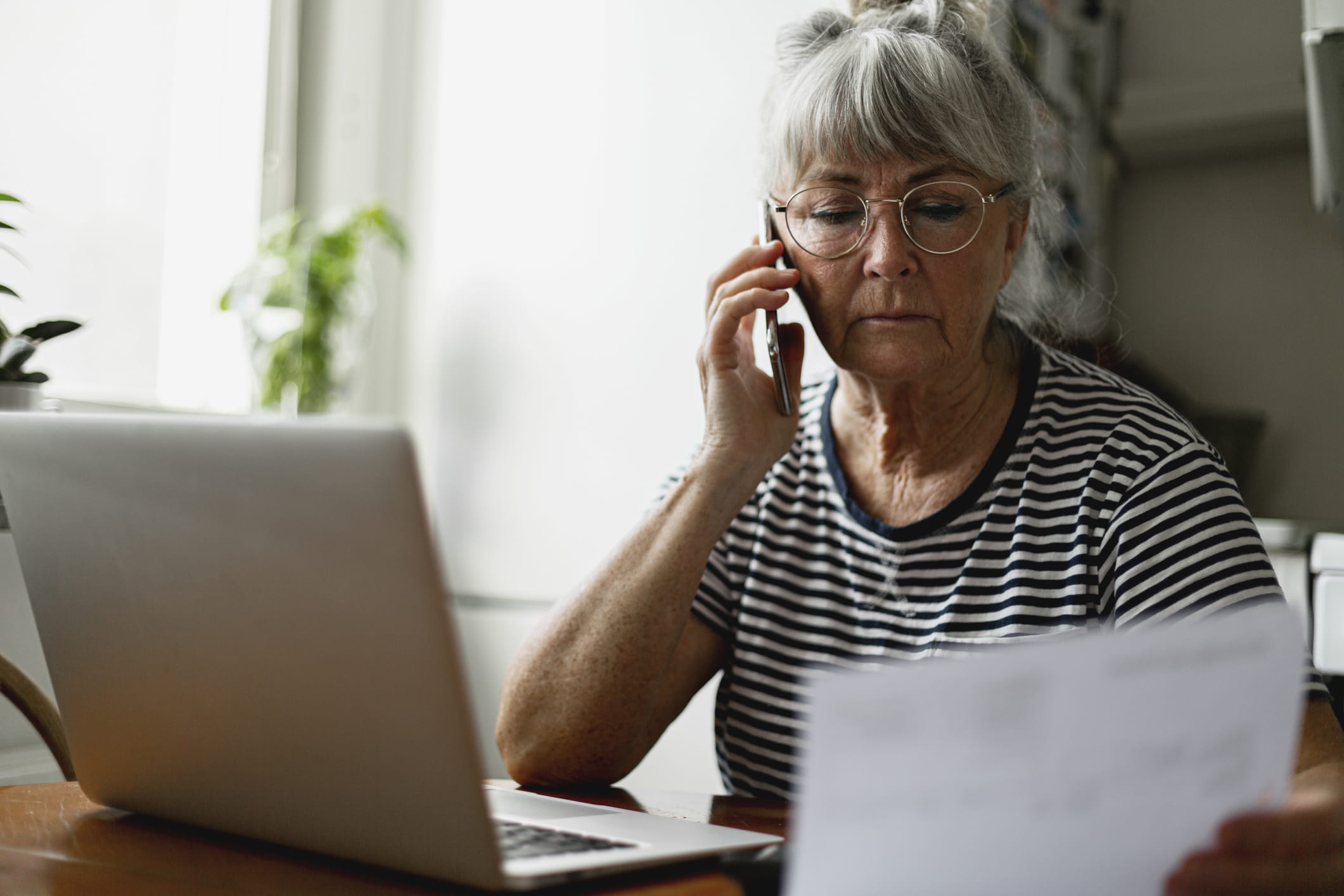 Woman-giving-bad-feedback-as-reference-to-potential-employee-what-do-employers-look-for-in-a-background-check