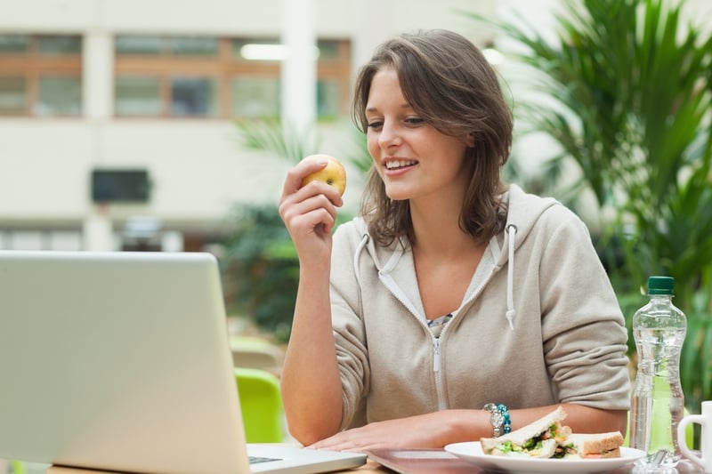 Woman-having-lunch-in-front-of-laptop-concentration-exercises_11zon