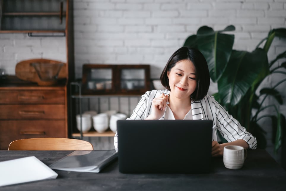 Woman-having-online-business-meeting-how-to-be-more-flexible-at-work