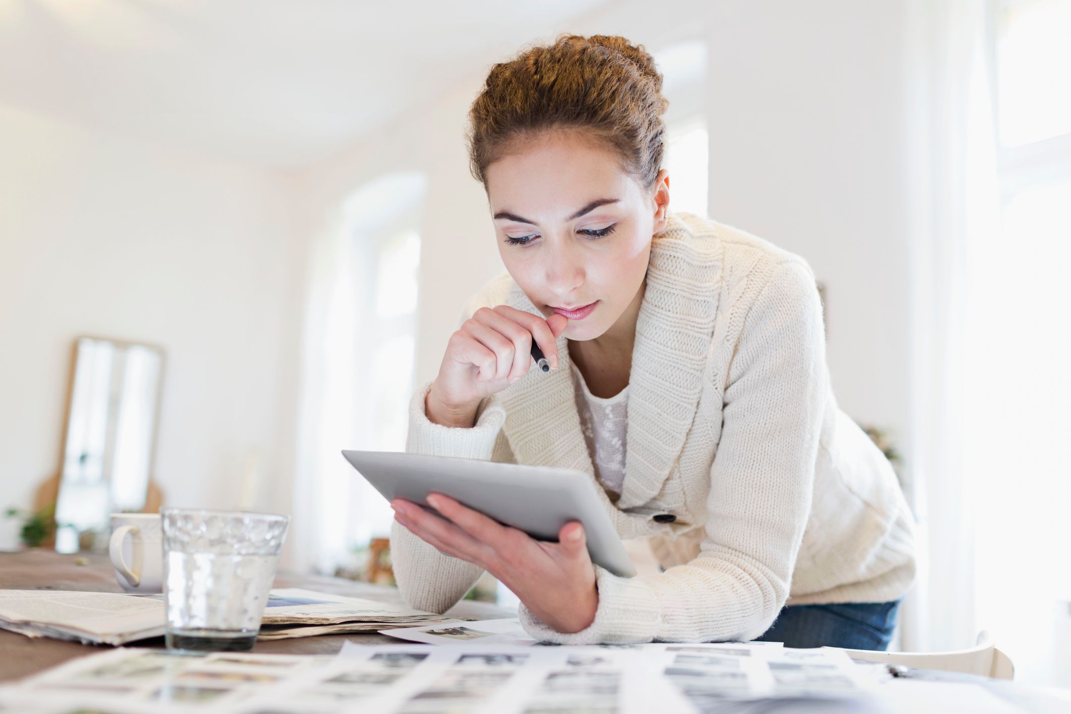 Woman-reading-something-on-her-ipad-anchoring-bias