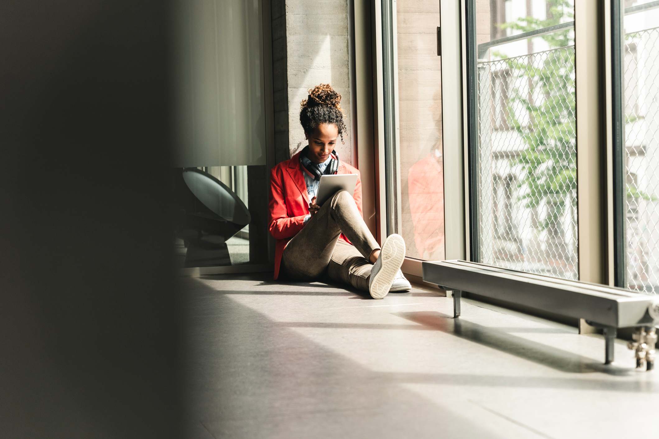 Woman-sitting-on-floor-with-tablet-how-to-be-more-flexible-at-work