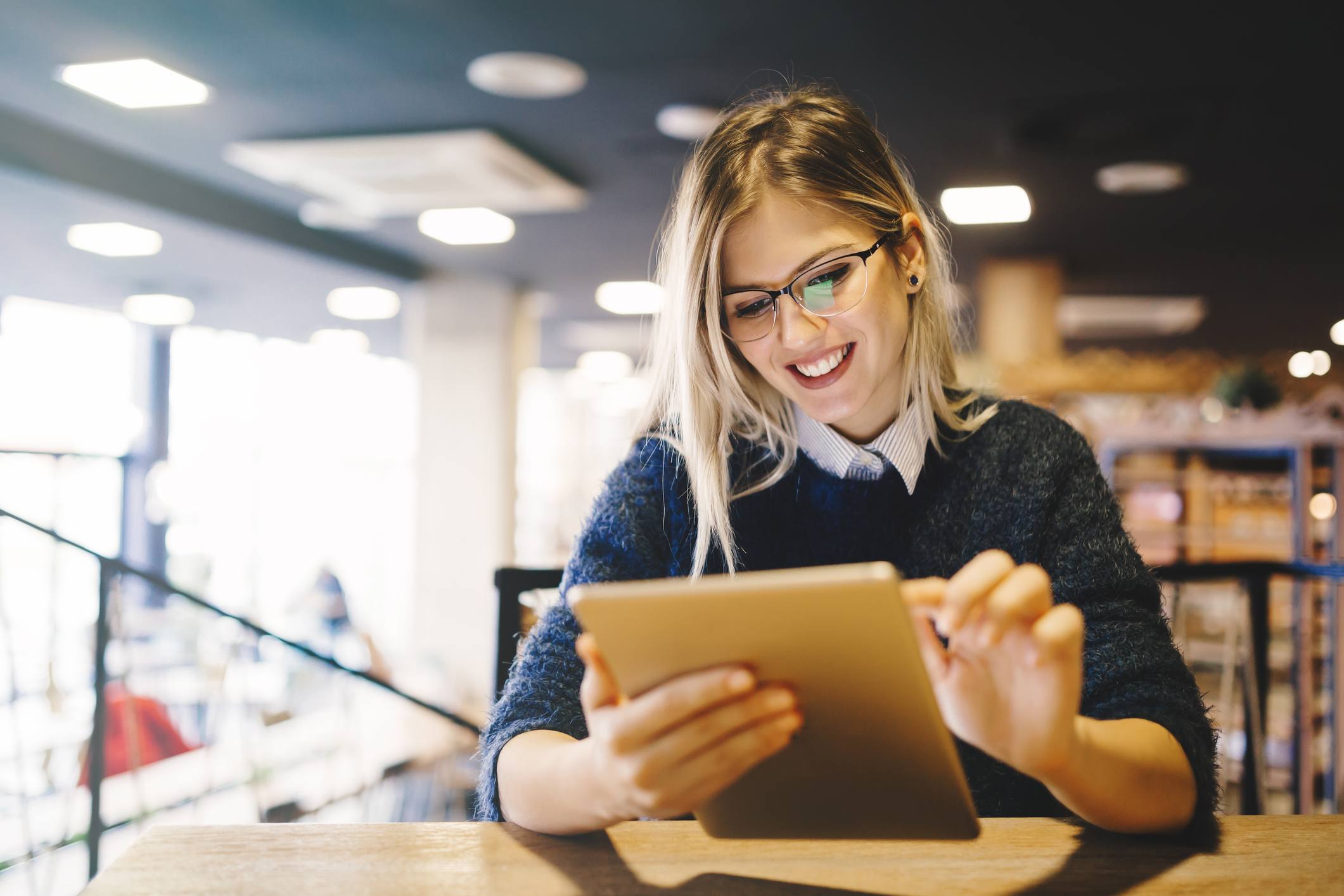 Woman-smiling-looking-at-tablet-best-resume-builders