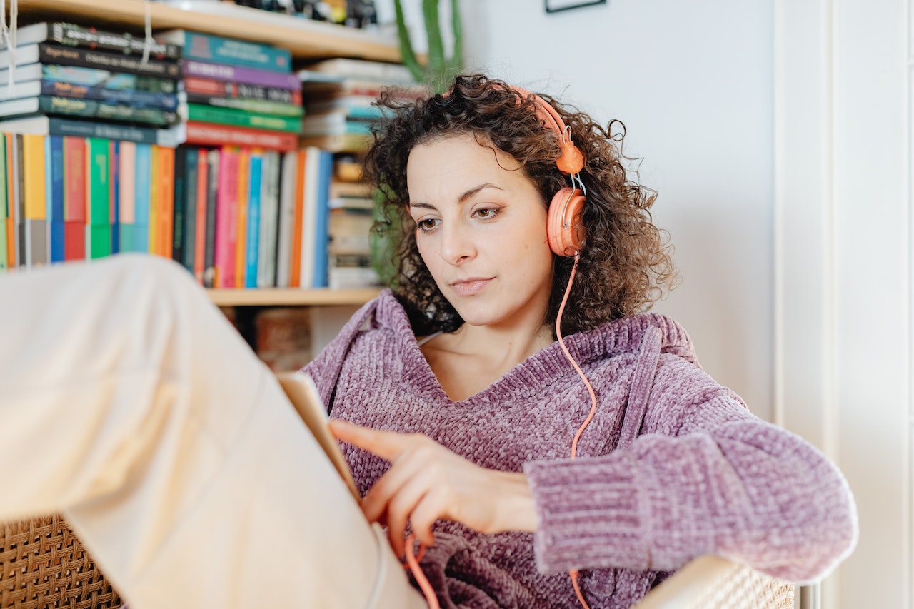 Woman-with-headphones-how-to-wake-youself-up