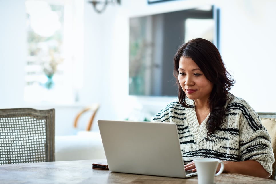 Woman-working-on-her-resume-using-a-laptop-different-type-of-resumes