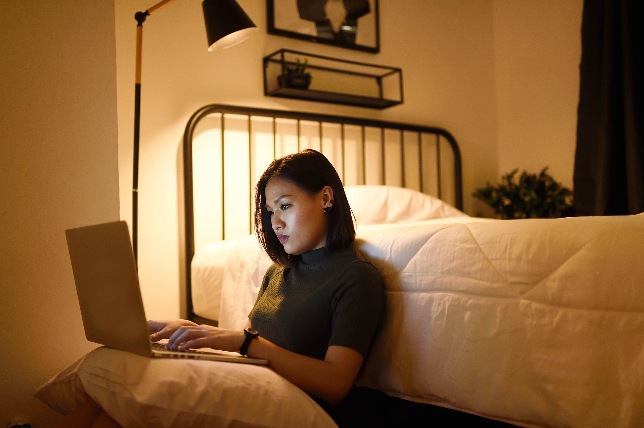 Woman-working-on-laptop-late-how-does-stress-affect-the-body