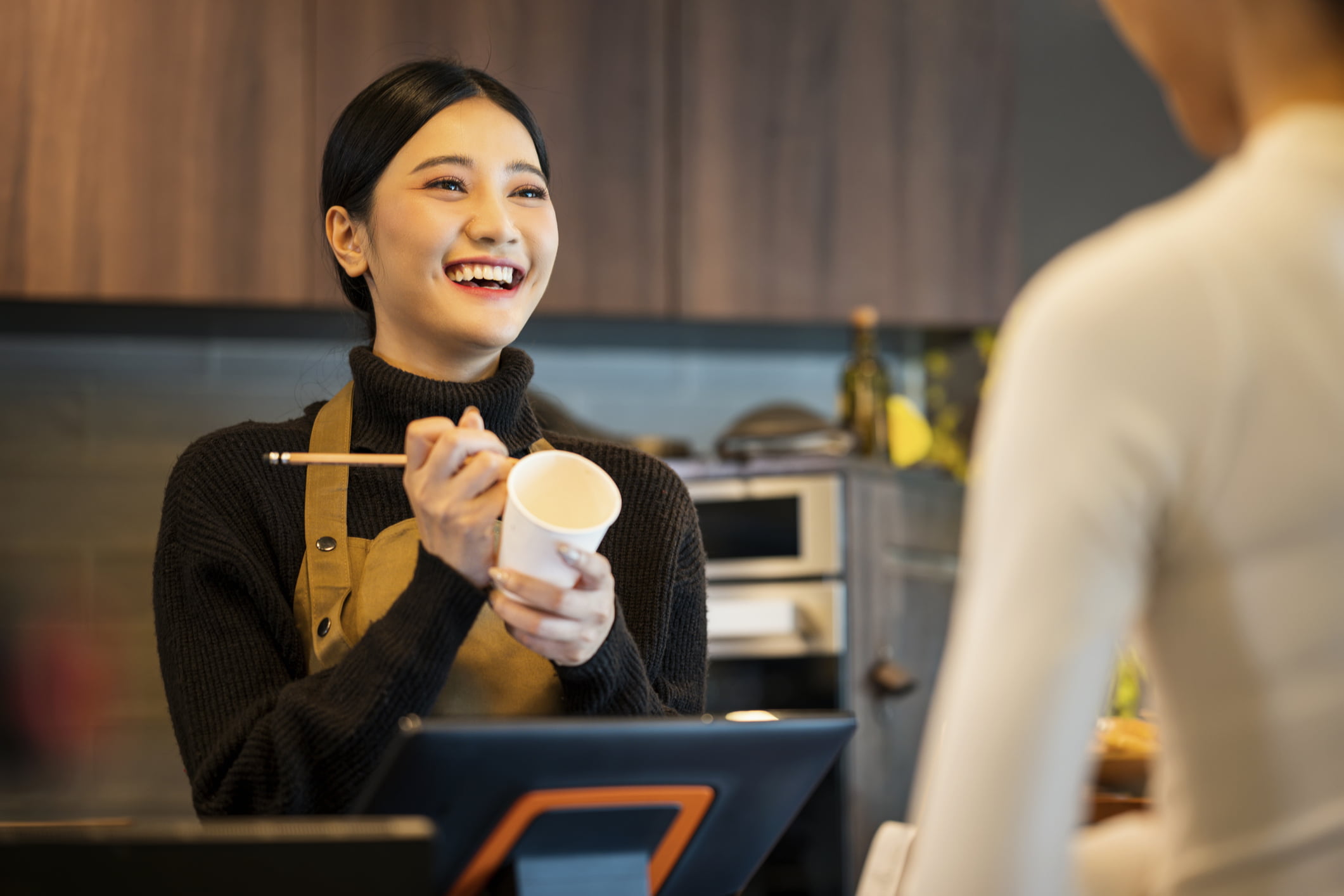 Woman-writing-name-on-cup-at-barista-role-different-type-of-resumes