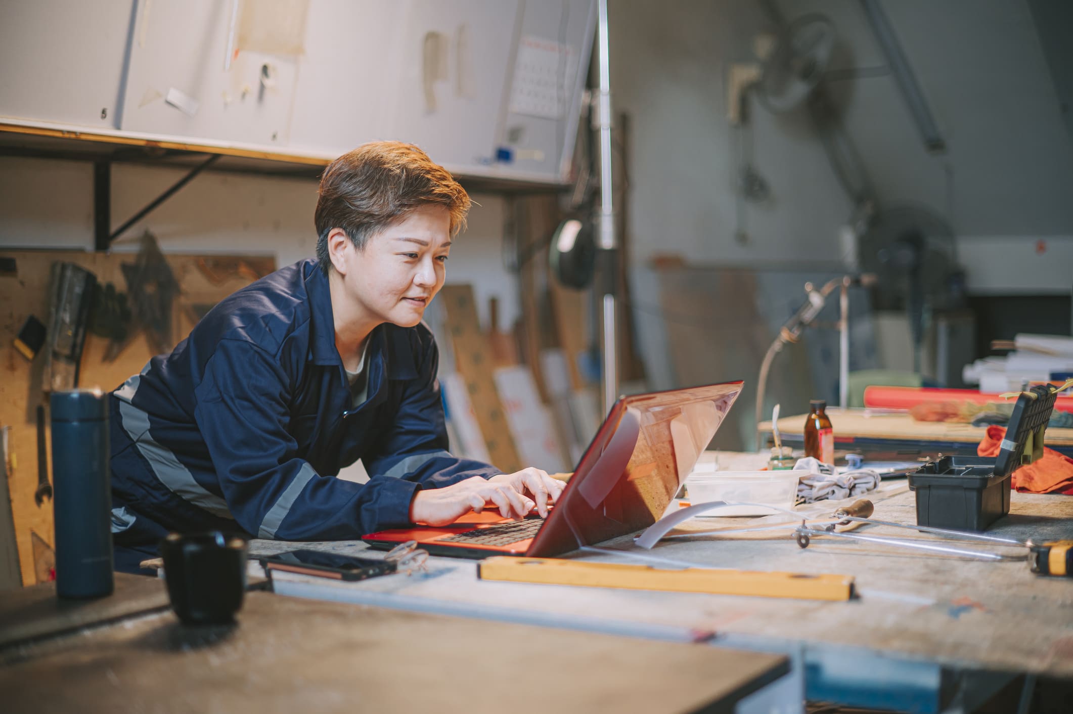 Woman-writing-on-red-laptop-intro-to-new-team-email