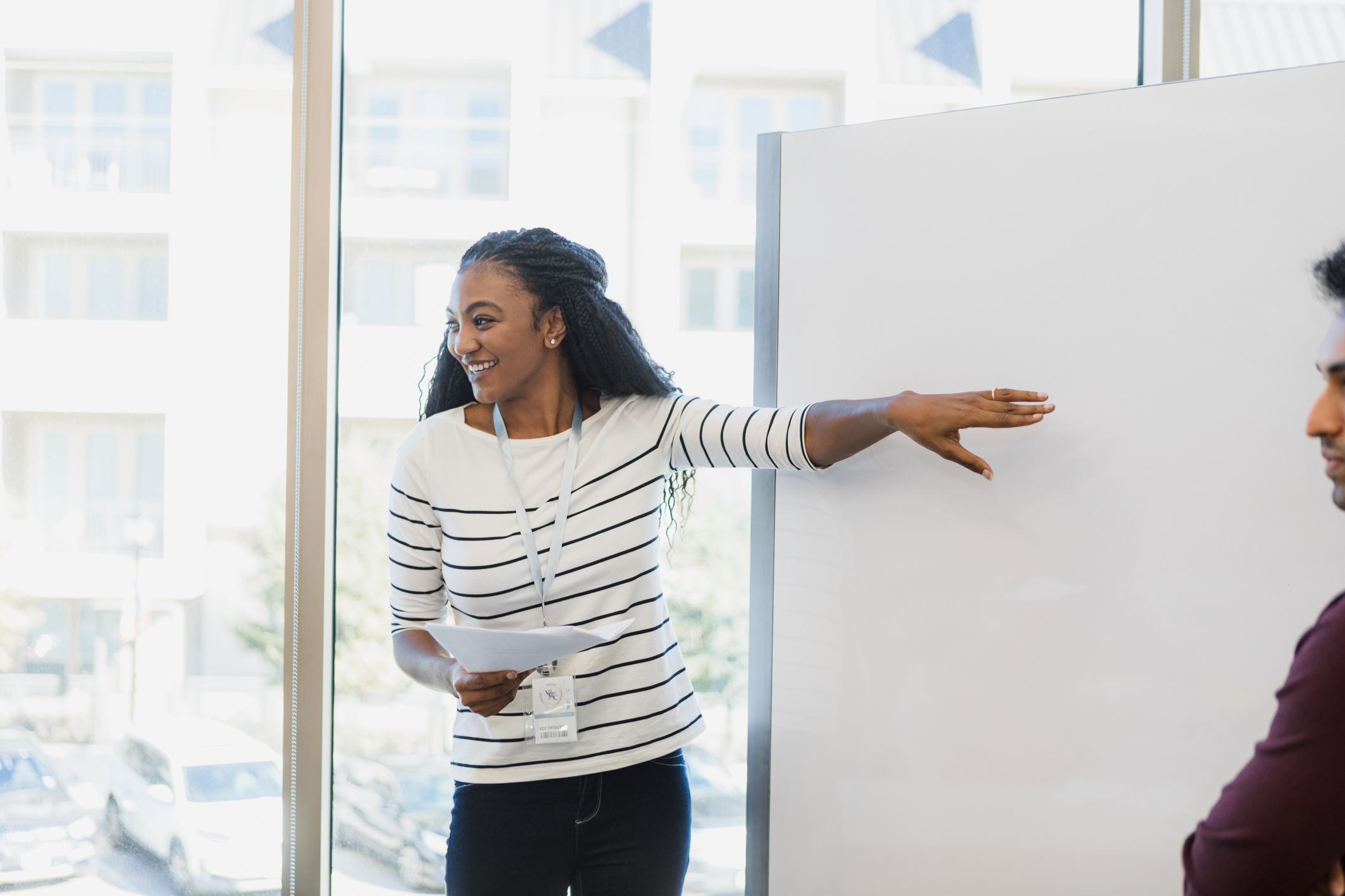 Worker-gives-lesson-in-a-meeting-off-the-job-training