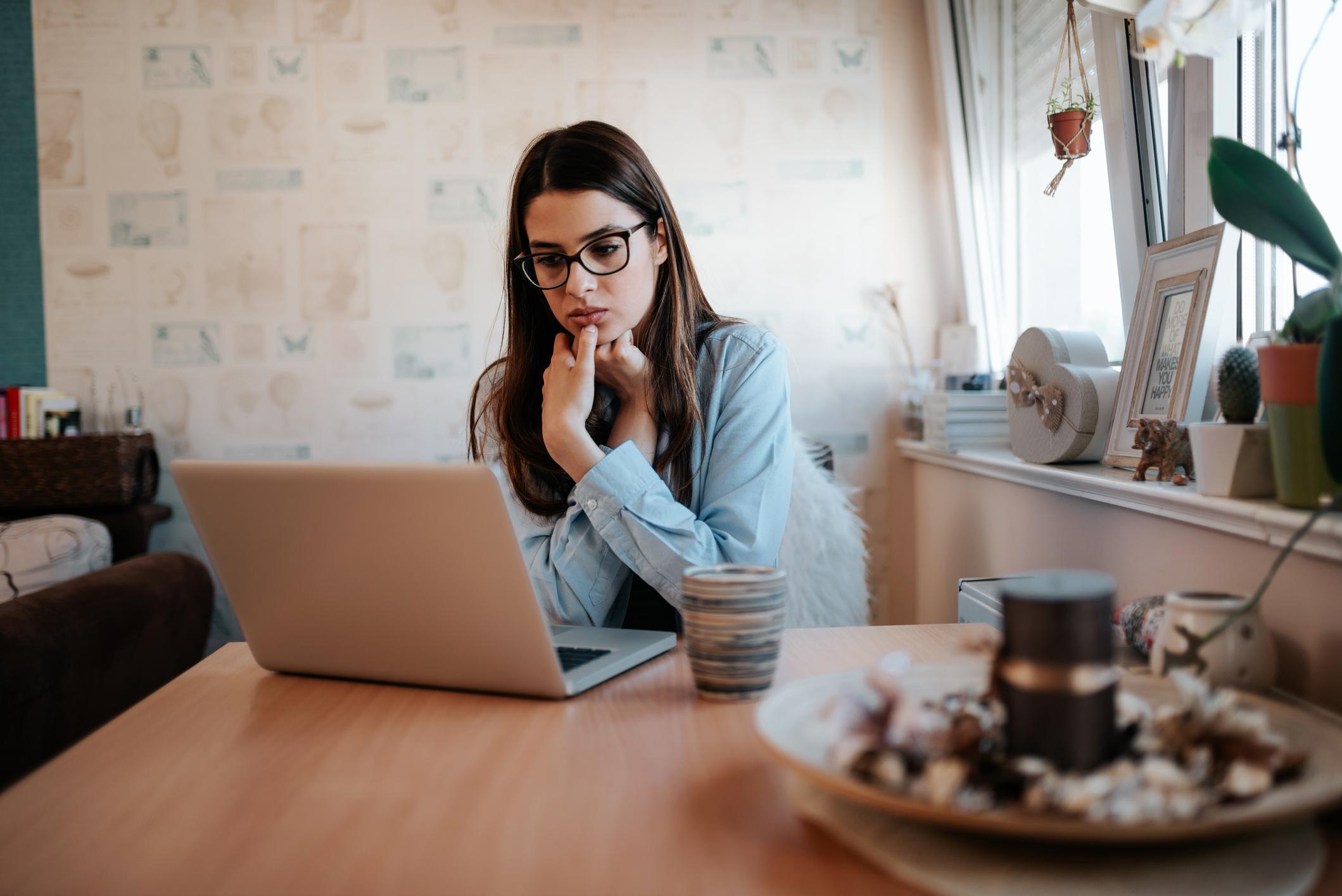 Worried-girl-looking-at-laptop-screen-at-home-how-improving-your-concentration-helps-your-memory