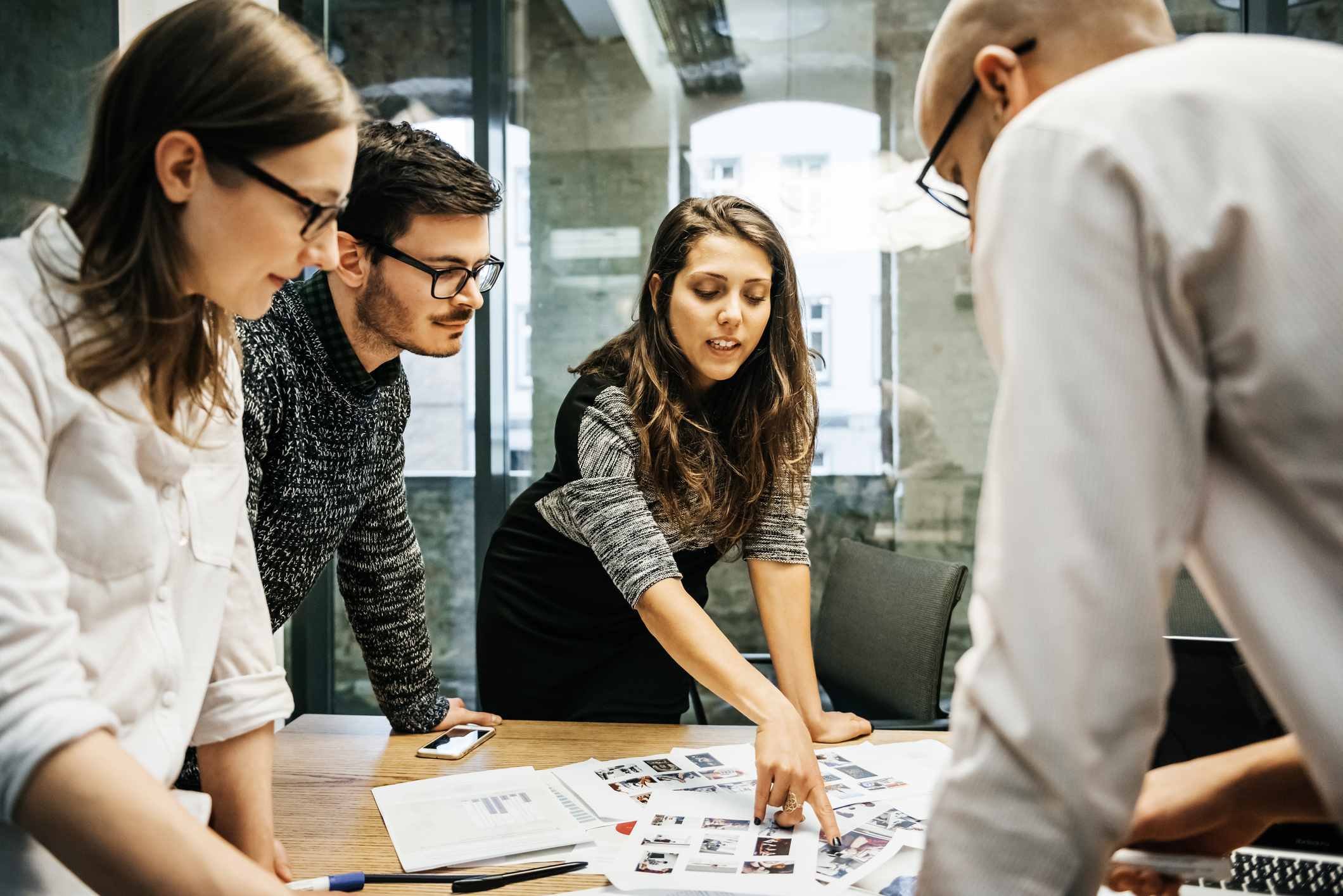 Young-businesswoman-pointing-at-project-papers-quotes-to-motivate-a-team