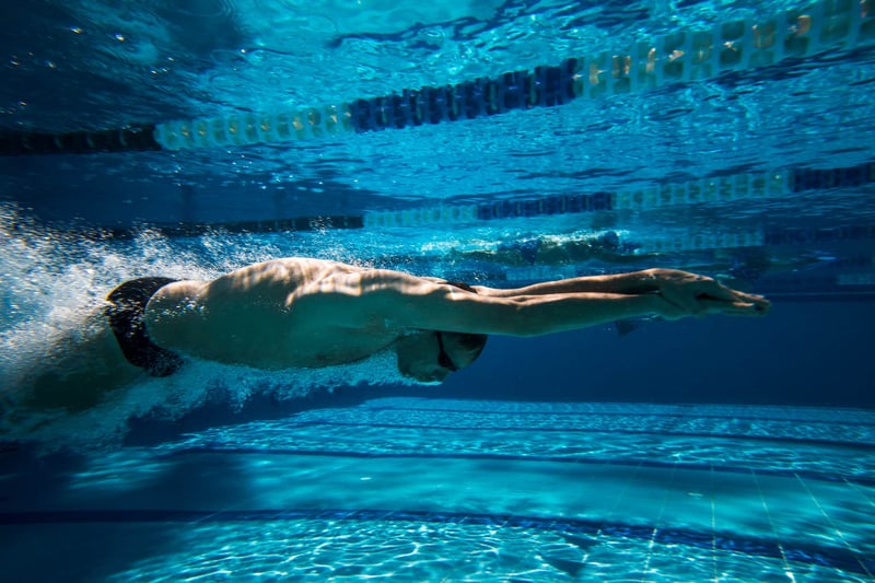 Young-man-swimming-long-term-vs-short-term-goals