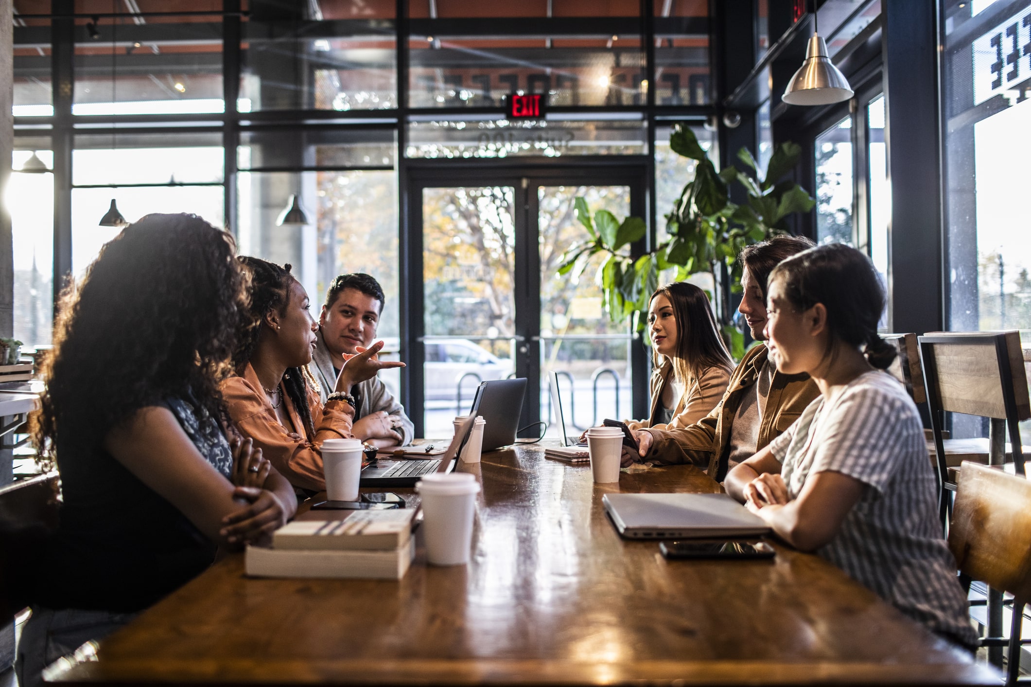 Young-professionals-collaborating-in-coffeeshop-how-to-be-more-patient