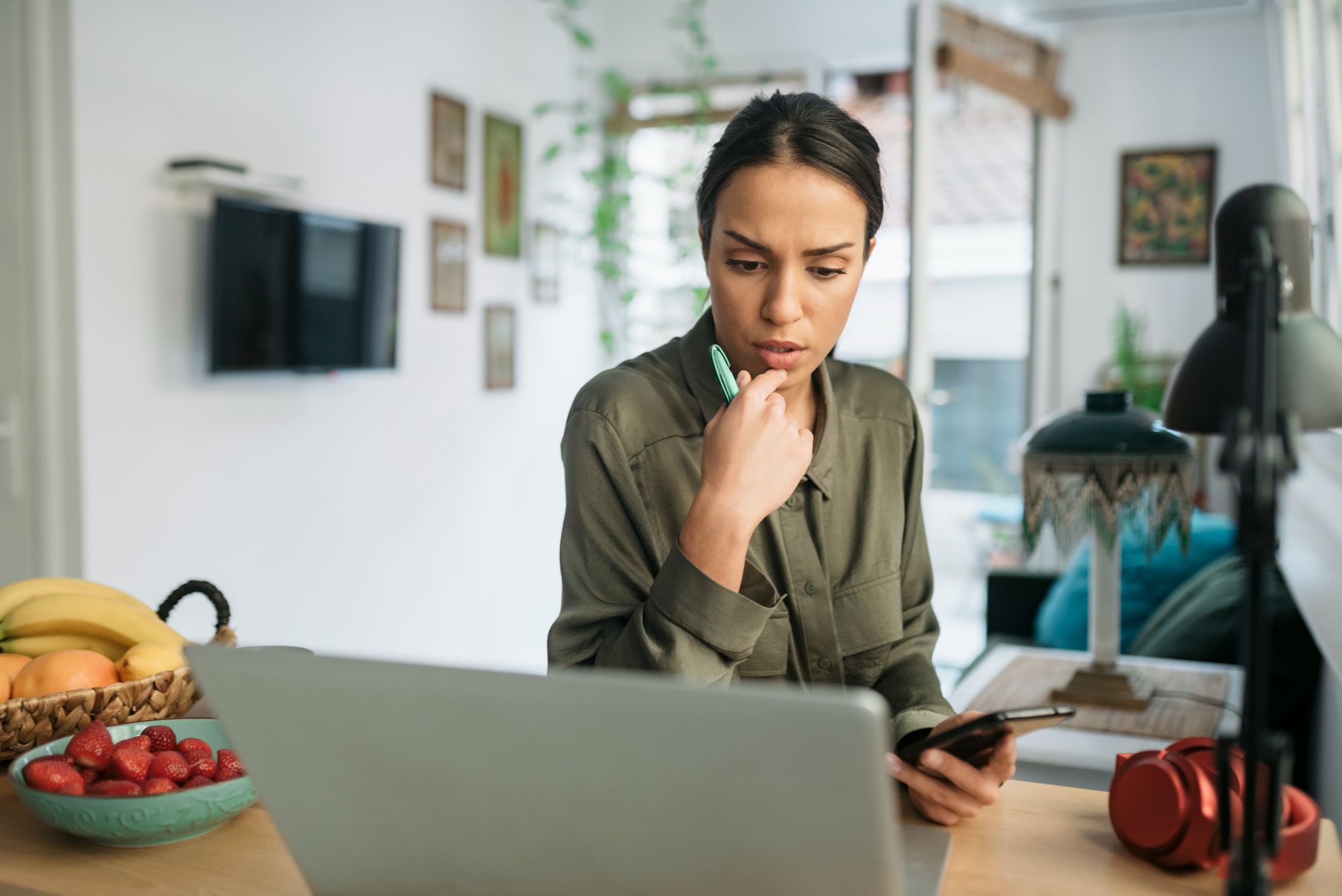 Young-woman-looking-for-work-phone-screen-interview