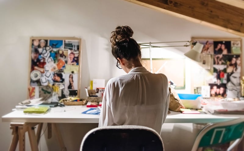 Young-woman-working-sitting-at-her-desk