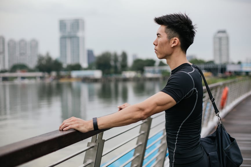 asian-athlete-in-black-meditating-by-water