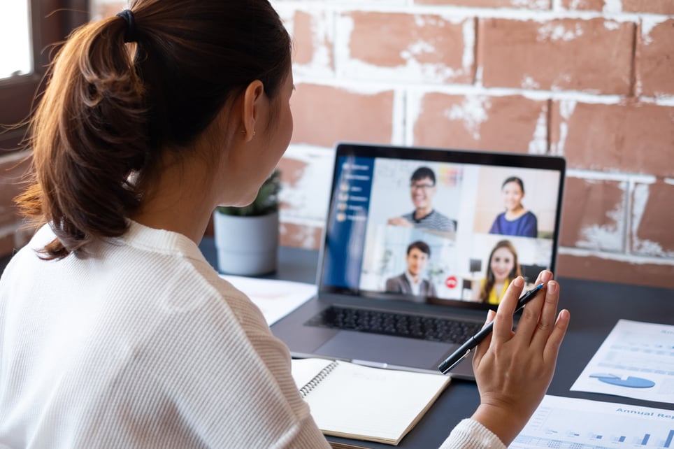 asian-woman-on-virtual-video-conference-meeting-with-coworkers-how-to-avoid-interruptions-at-work