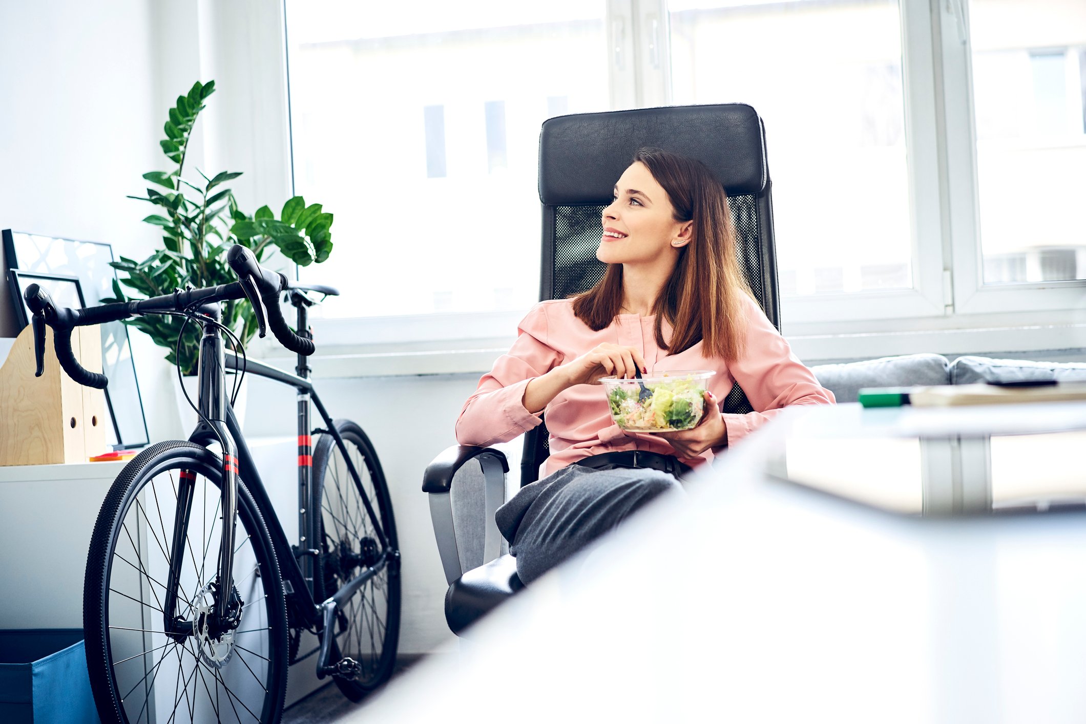 businesswoman-enjoying-her-lunch-work-life-balance-cycle-vs-work-life-balance-achievement