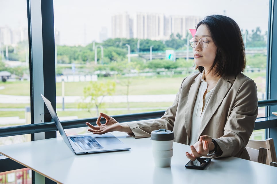 businesswoman-meditating-in-the-office