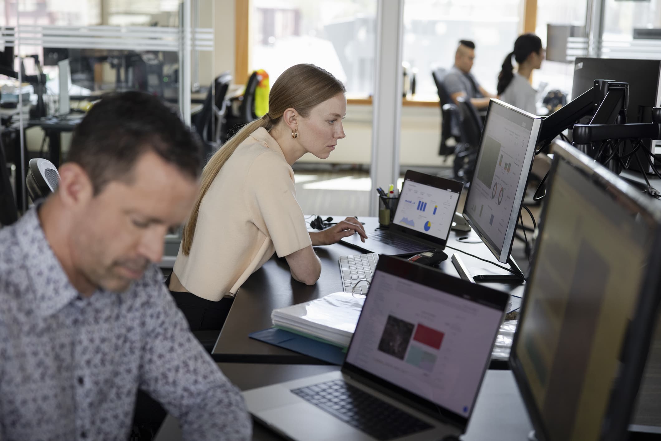 businesswoman-working-at-computer-in-office-email-etiquette