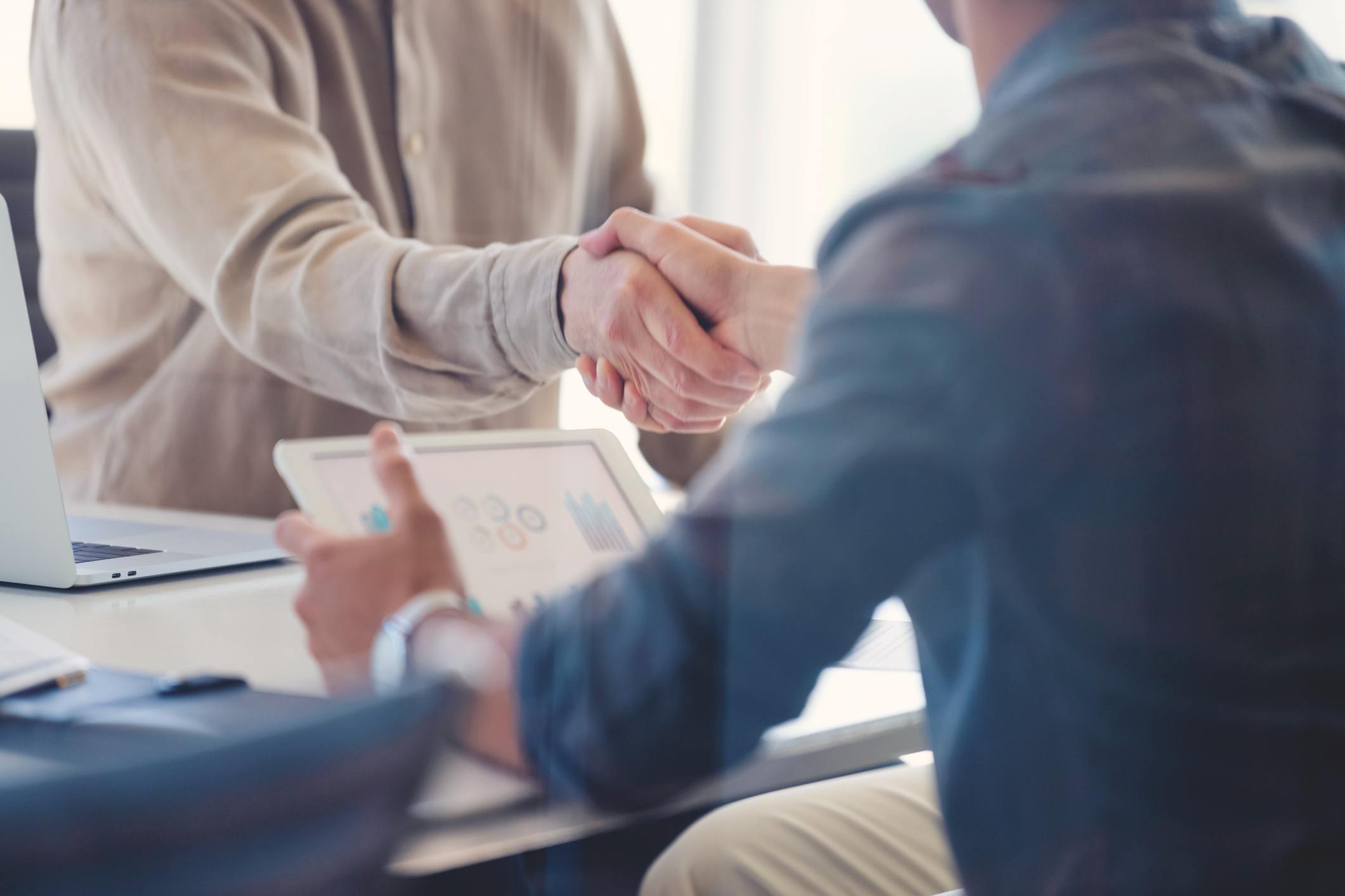 close-up-of-businessmen-shaking-hands-weak-ties-vs-strong-ties