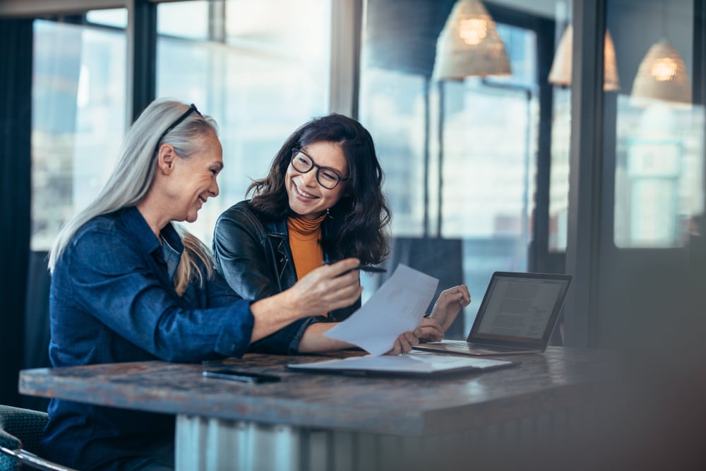 colleagues-talking-on-a-table-how-to-answer-what-are-your-weaknesses