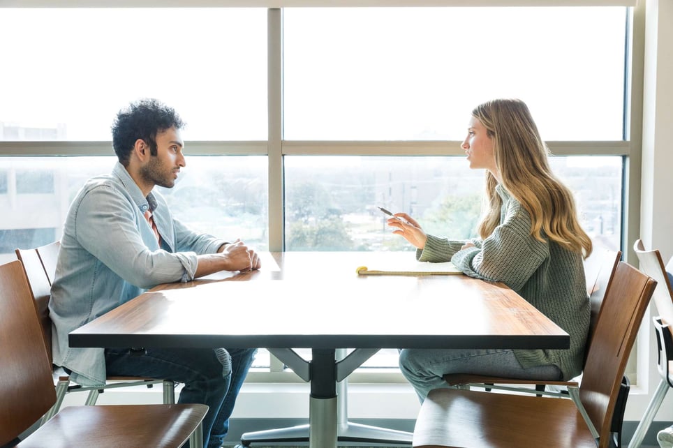 collegues-talking-on-one-on-one-meeting-at-office-negative-feedback-to-manager-examples