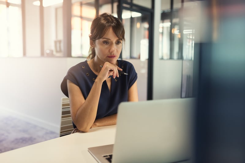 concentrated-middle-aged-woman-working-on-her-laptop-focus-vs-concentration