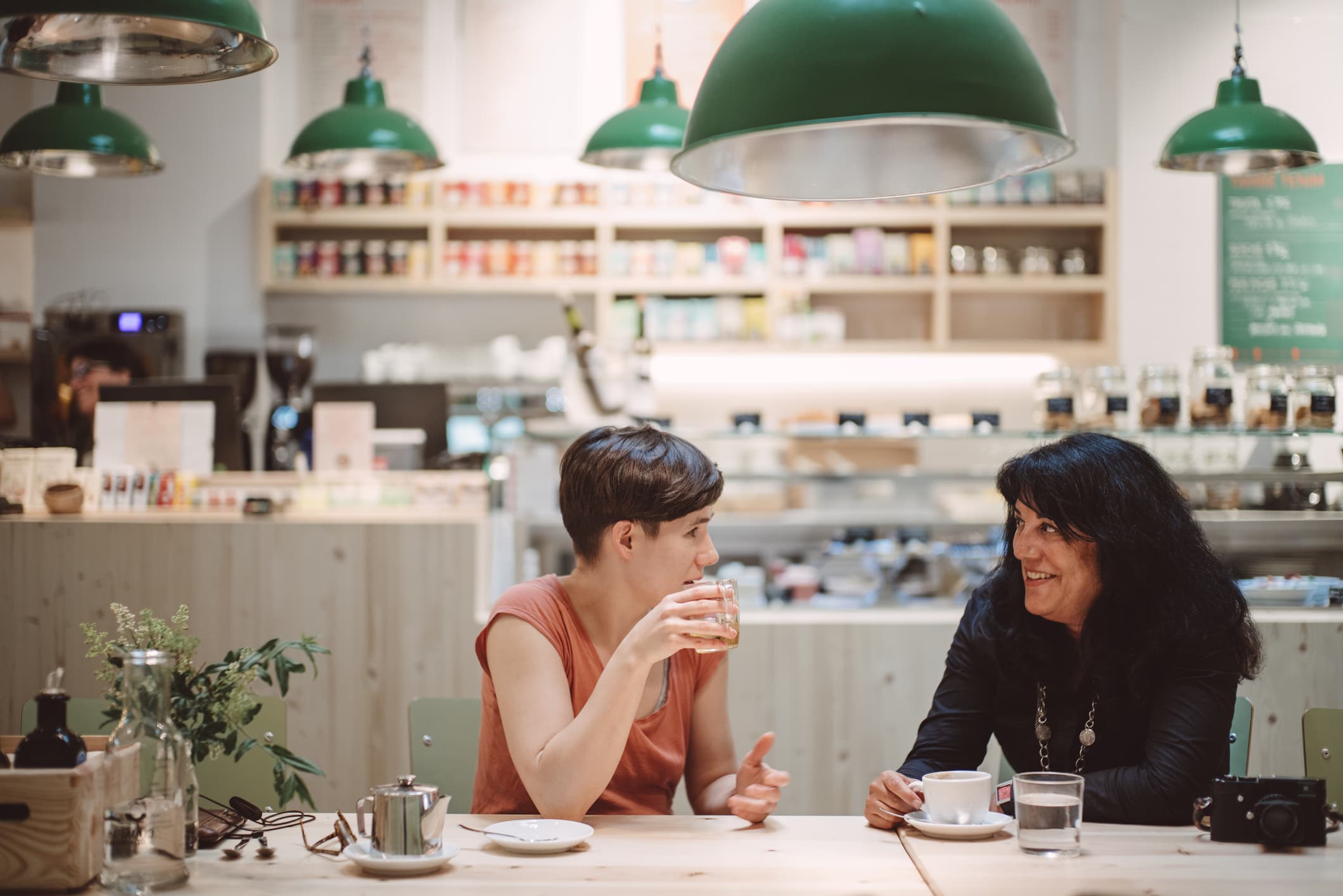 couple-of-friends-on-a-coffee-shopgroup-of-people-talking-how-to-start-conversation-with-strangers