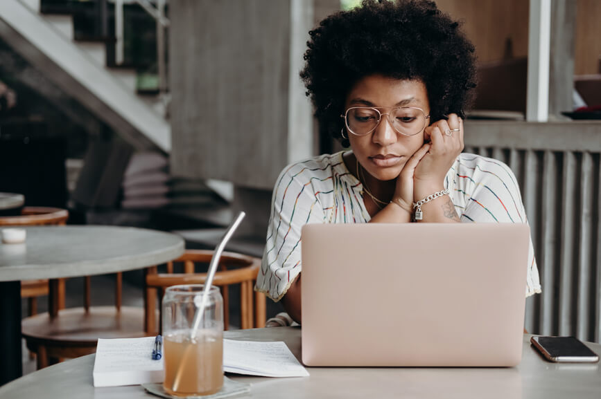 disinterested-woman-on-laptop-lacking-mental-clarity