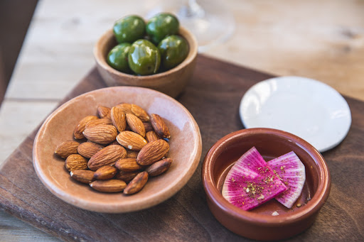 food-for-concentration-almonds-and-fruit