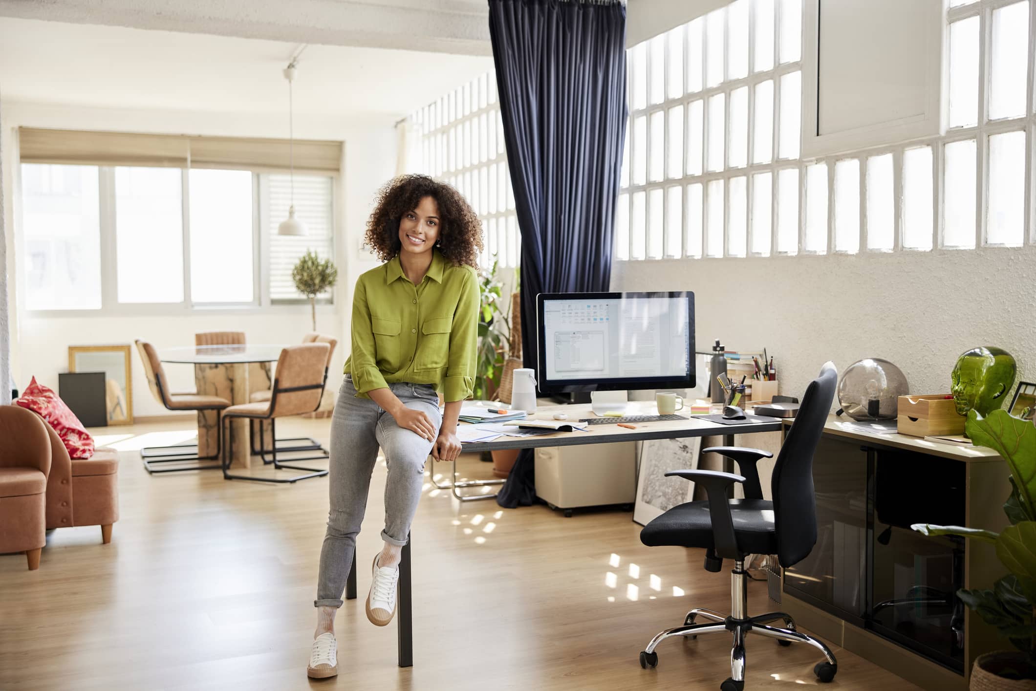 freelancer-sitting-next-to-her-mac-what-is-resilience-training