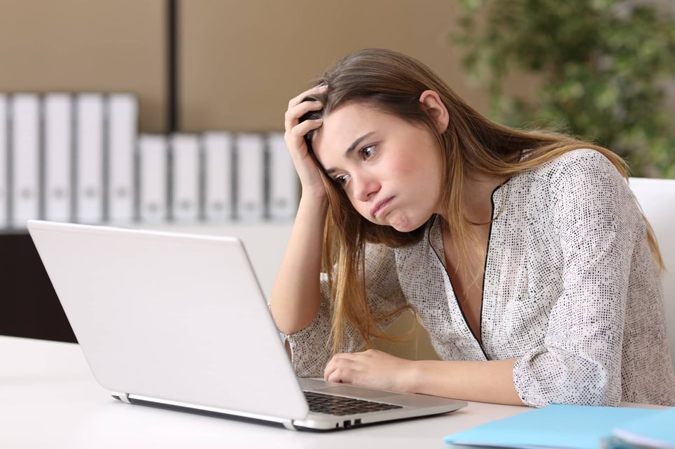 frustrated-young-woman-looking-at-computer-screen-how-to-deal-with-rejection