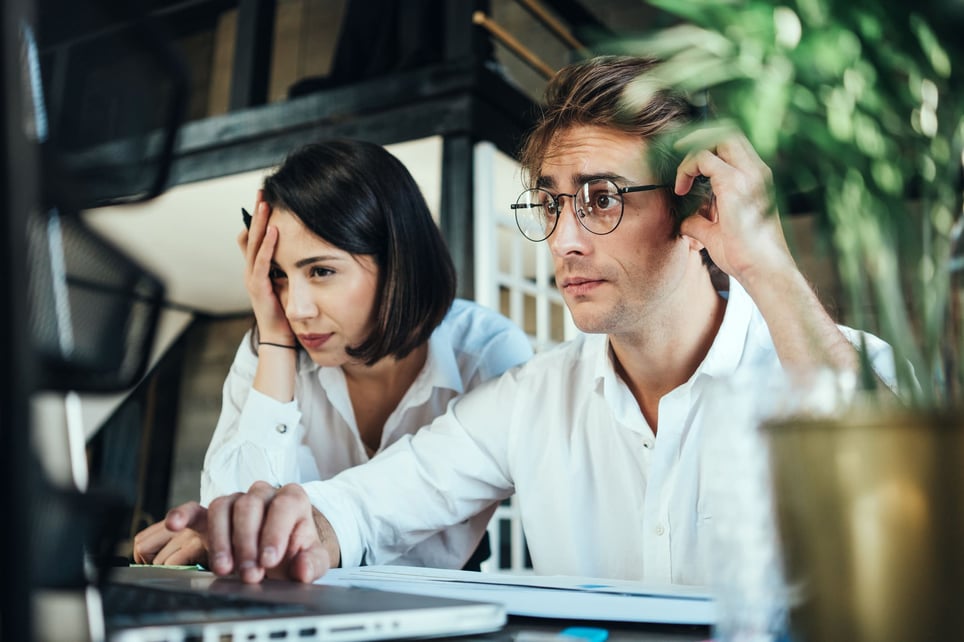 male-and-female-coworkers-dealing-with-issue-rage-quitting