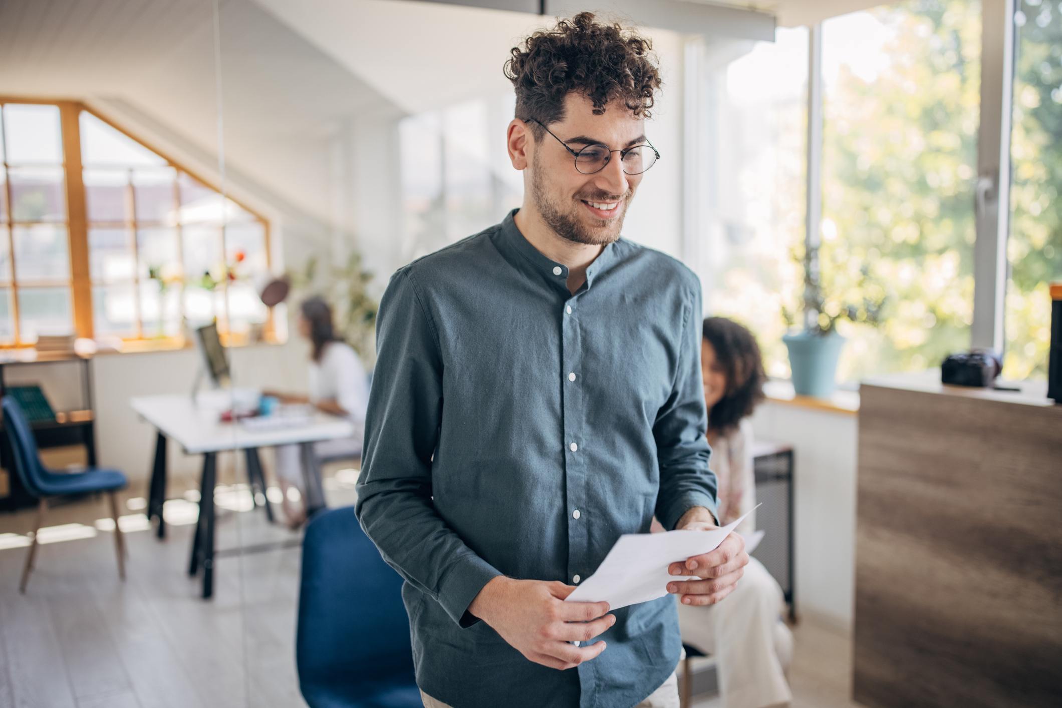 man-and-woman-came-for-a-job-interview-in-modern-office-how-to-introduce-yourself