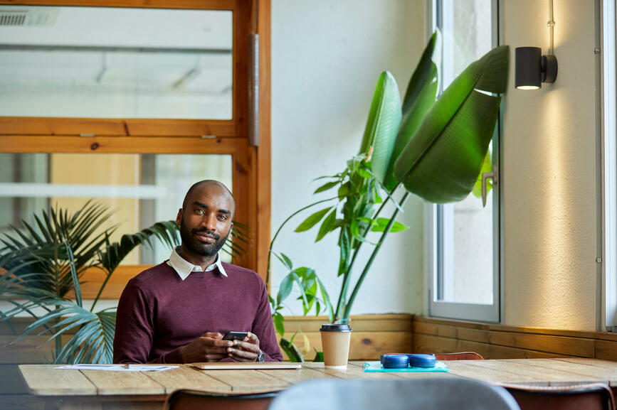 man-in-cafe-using-mobile-phone-for-microlearning