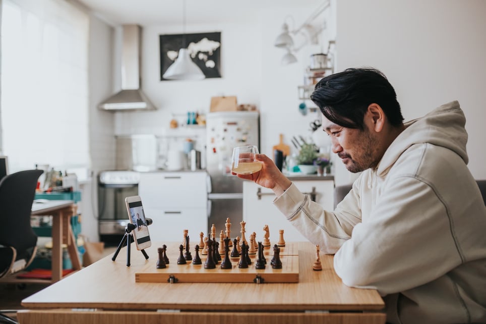 man-playing-chess-with-a-friend-through-a-video-call-how-to-make-friends-online