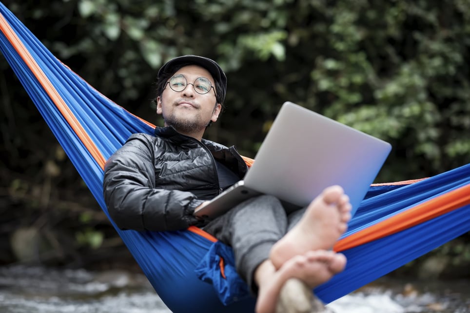 man-resting-on-a-hammock-with-laptop-how-resilience-can-help-you-with-stress