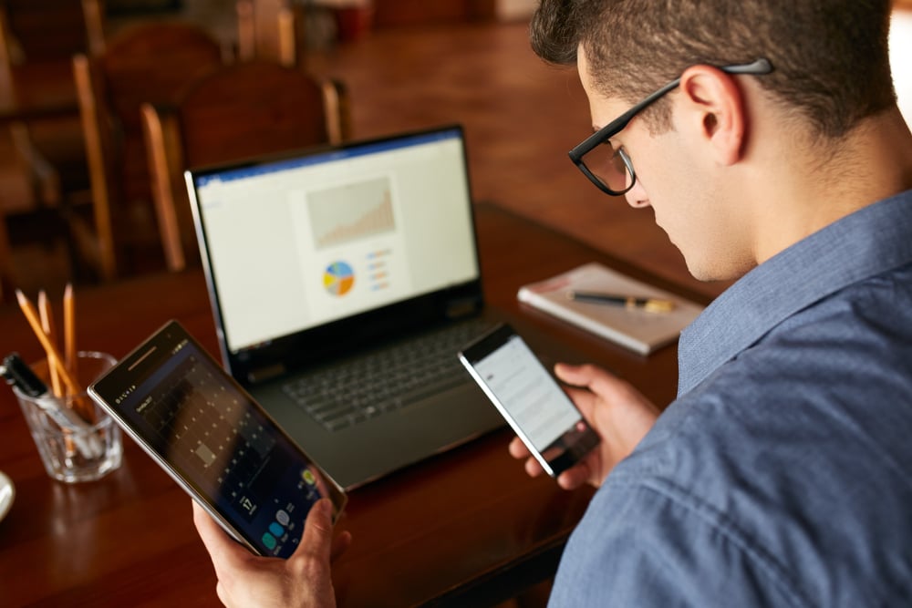 man-with-glasses-working-with-multiple-electronic-devices-focus-vs-concentration