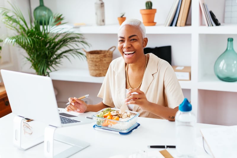 manager-having-healthy-lunch-in-office