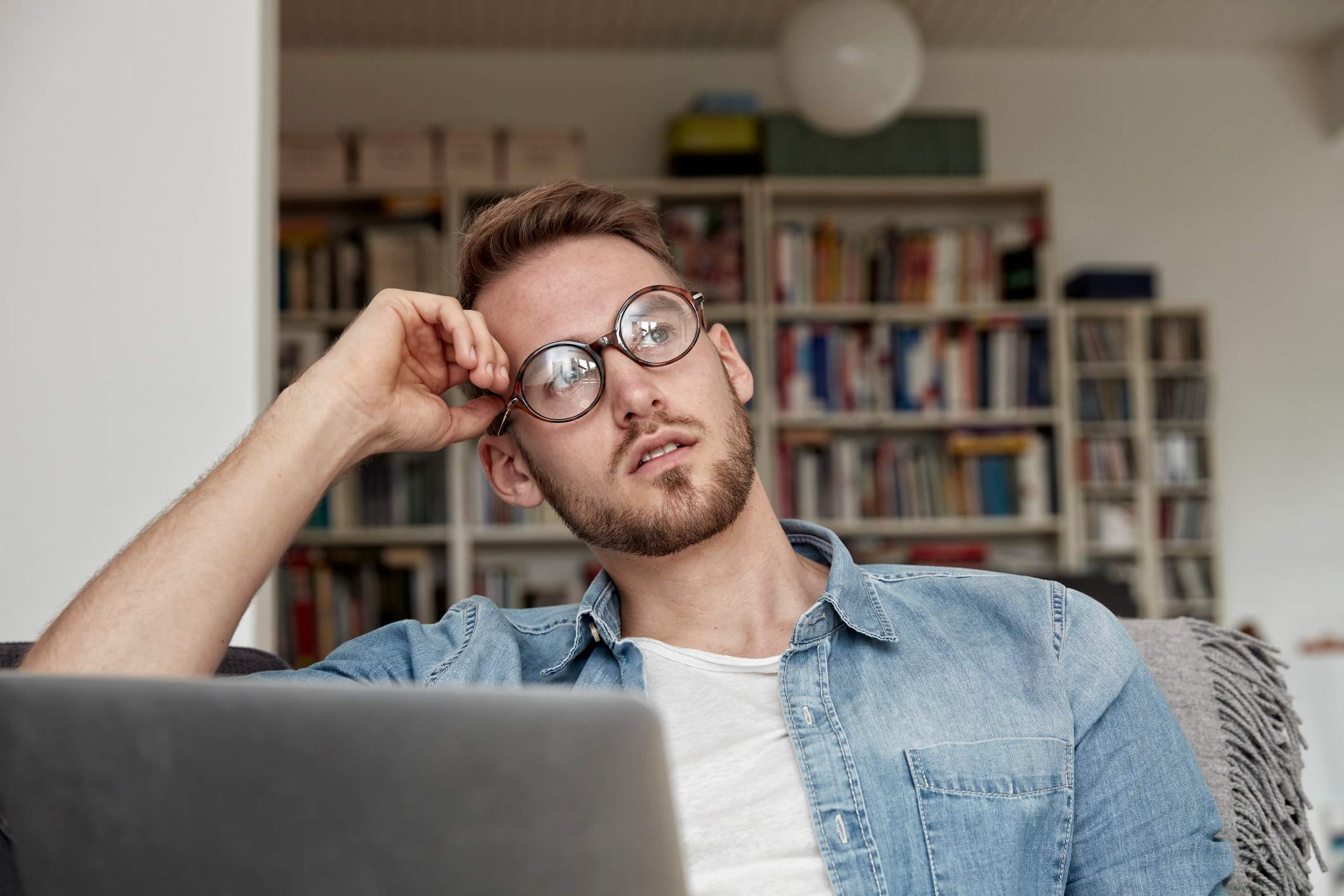 pensive-man-with-laptop-in-the-living-room-how-to-focus-on-yourself